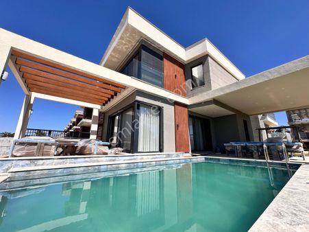 **rs Netten**kuşadasında Hayallerinizdeki Özel Havuzlu Geniş Bahçeli 5+1 Villa