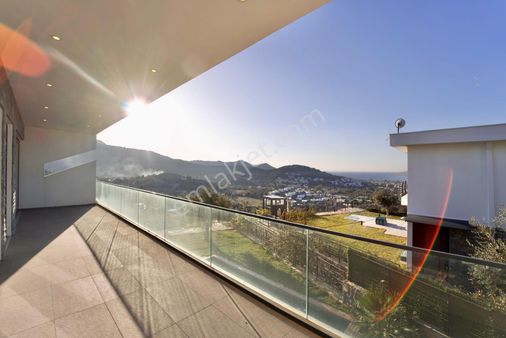 Yalıkavak Marinaya 1km Uzaklıkta Müstakil Tripleks Havuzlu Villa