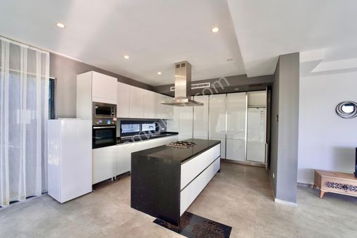 Yalıkavak Marinaya 1km Uzaklıkta Müstakil Tripleks Havuzlu Villa