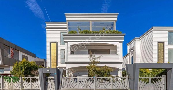 Esi Lara'da, Açık Ve Kapalı Havuzlu, Asansörlü 6+1 Satılık Villa