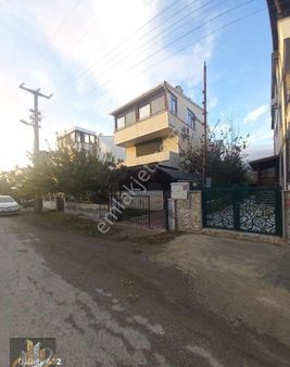 Akçay Işıkhan Emlaktan Güre 'de Denize 50m Mesafede 290m2 Arsa İçinde Satılık Müstakil Ev