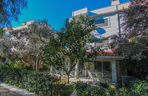 Eski Foça'da Havuzlu Sitede Satılık Tripleks Villa