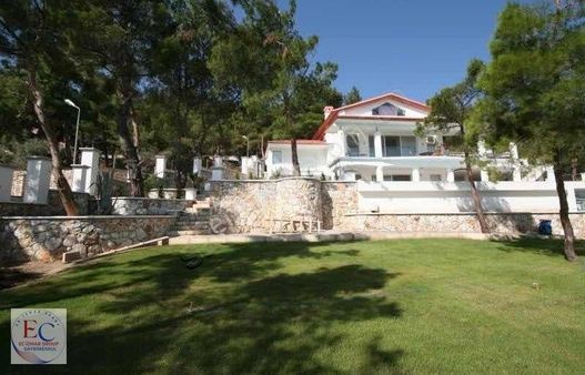 Urla Denizli Mahallesinde Panoramik Deniz Manzaralı Muhteşem Villa