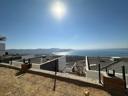 Akbükte Ful Deniz Manzaralı Bahceli 3+1 Havuzlu Villa