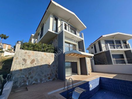 Kuşadası Caferli Köyü'nde Satılık Özel Havuzlu Tripleks Villa