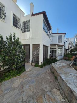 Turgutreis Merkezde Satılık 1+1 Bahçe Katı Daire