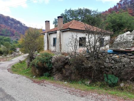 Marmaris Osmaniye'de Satılık, 1.900 M2 Arsa İçinde Müstakil Ev