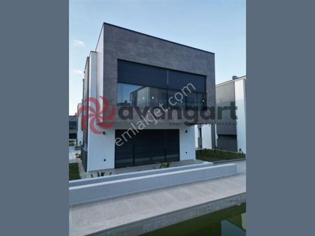 Kuşadası Güzelçamlı'da 3+1 Havuzlu Sitede Satılık Müstakil Villa