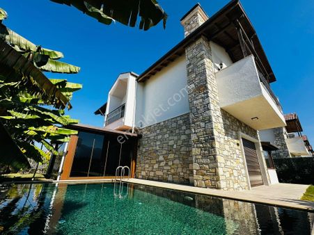 Guvenlık-özel Havuz-otopark-bahçe-lüx-akıllı Ev-yerden Isıtma-400 M2-tamamı Müstakil (köy Tadında)