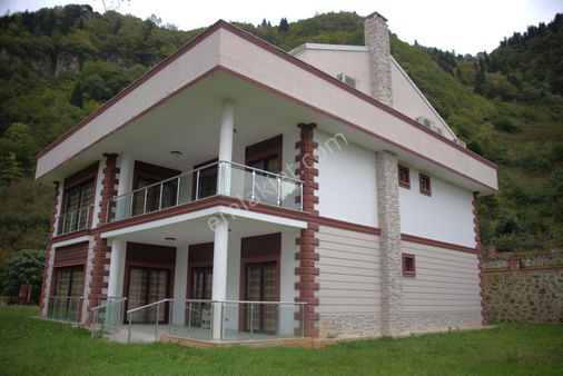 Trabzon Dolaylı'da Doğa Manzaralı 3 Katlı Satılık Villa
