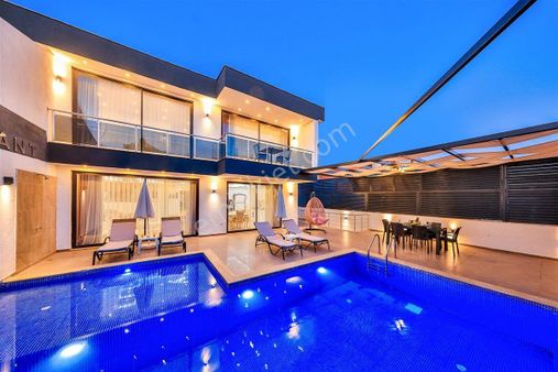 Kaş Kalkan'da Merkezi Konum 2 Tane (4+1) Satılık Villa