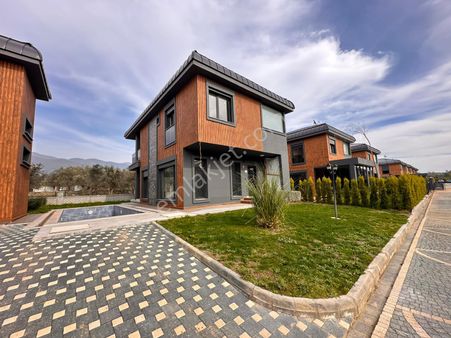 Güre Ağaçlı Yolda Havuzlu 3+1 Site İçerisinde Müstakil Satıılık Villa