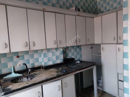 Bahçelievler 3 Oda Doğalgazlı Son Kat Temiz Merkezi Konumda Yer Almaktadır