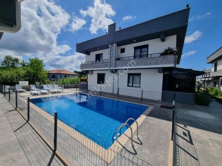 Havuzlu Butik Sitede Bahçeli Verandalı Teraslı Villa