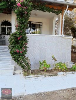 Avcılar'da Deniz Manzaralı Tripleks Bahçeli Villa