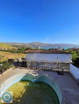 Hazar Gölünde Satılık Havuzlu Tripleks Villa, Eşyalıdır