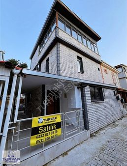 Turyap Foça'dan Satılık Bahçeli Sıfır Tadilatlı Tripleks Villa