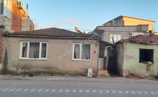 Ezine Camikebir Mahallesinde Müstakil Kargir Taş Ev Satılıktır.