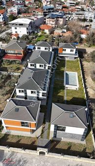 Prohome Gayrimenkulden Emiralemde Satılık Havuzlu Dubleks Villa