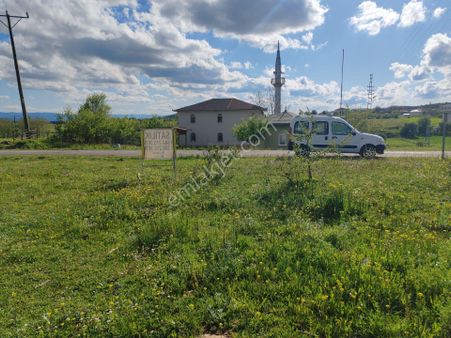 Yerleşik Alanda Ev Yapılabilir 905 M2 Arsa