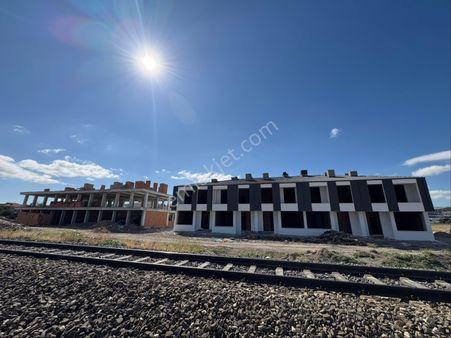 Şehrin Yeni Villalar Bölgesinde Temelden Satılık Villa