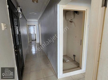 Üçyol Meydan Sevgi Yolunda Caddeye Çok Yakın 3+1 Masrafsız Daire