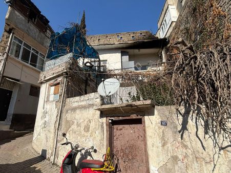 Cb'den Uzunoluk Caddesi Yakını 3 Katlı Satılık Müstakil Ev