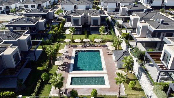 ** Rs Netten** Kuşadası Soğucak'ta 4+1 Özel Yapım Satılık Villa