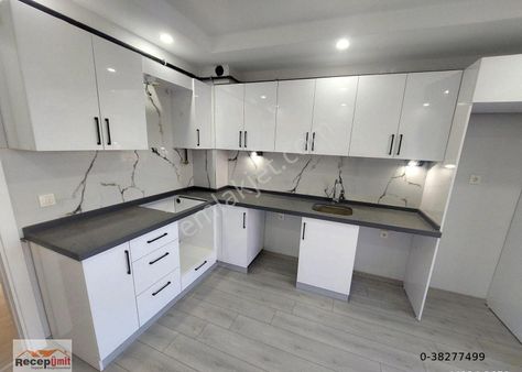 Recep Ümit Emlak'tan Şarhöyük Mahallesinde[arakat] Ebeyen Banyolu Özel Garajlı Lux 2+1 Daire