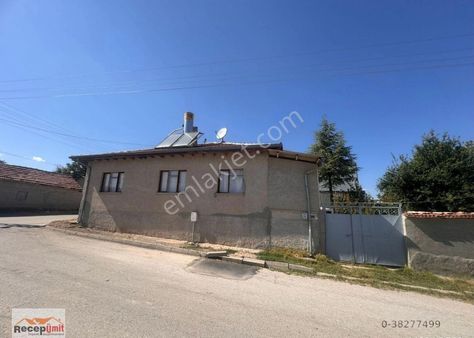 Recep Ümit Emlak'tan Mahmudiye'de Satılık 3+1 Bahçeli Müstakil Ev.