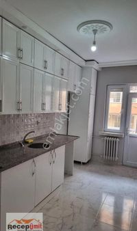 Recep Ümit Emlak'tan Güllük Mahallesinde Süper Lokasyonda İçi Yapılı Satılık 3+1 Daire