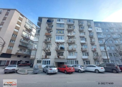 Recep Ümit Emlak'tan Hacıseyit Mahalesinde Hat Boyu Üzerinde Satılık Ferah Geniş 2+1 Daire