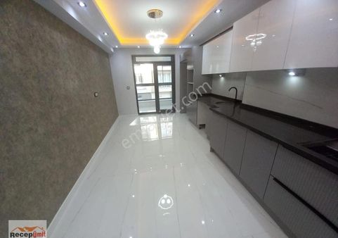 Recep Ümit Emlak'tan Orhan Oğuz Caddesi Yakınında Satılık Lüks Yerden Isıtmalı 3+1 Daire