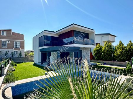 Kuşadası Güzelçamlıda Yolun Altında 410 M2 Arsa İçerisinde 4+1 Müstakil Villa