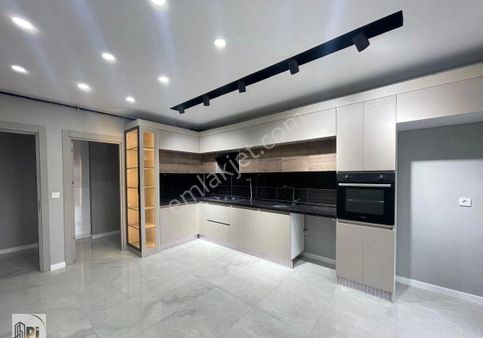 Pi Emlak’tan Geniş Ferah Kullanışlı Giyinme Odalı Kilerli Katta Tek Daire