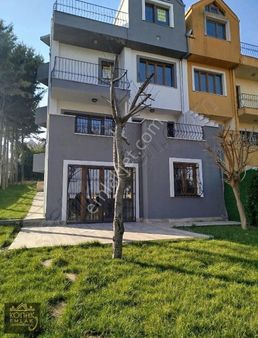 Bahcesehir Boğazkoyde Büyük Bahceli Satılık Köşe Villa