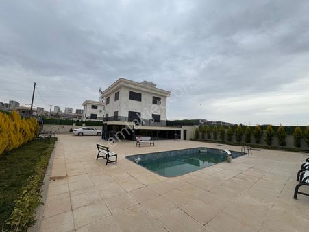 Aşina'dan Körkün'de Satılık Üç Katlı Havuzlu Tripleks Villa