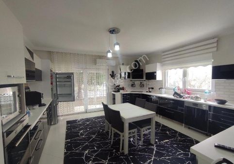 Döşemealtı Yeşilbayır'da 753m2 Köşe Arsada 4+1 Yerden Isıtmalı Kombili Ayrı Mutfak Lüx Villa