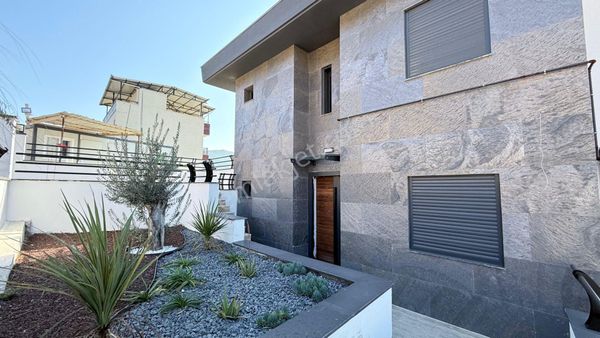 Balçova'da Muhteşem Manzaralı Ultra Lüks Tripleks Villa