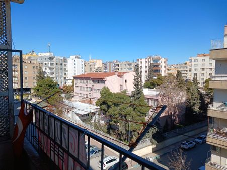 Bahçelievlerin Merkezinde Eski Ama Sağlam Bina