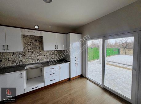 Özgür'den Dilek'te Doğa Manzaralı Müstakil Modern Ev Ve Arsası