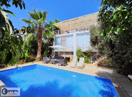 Kalkan'da Deniz Manzaralı Süresiz Belgeli Taş Villa