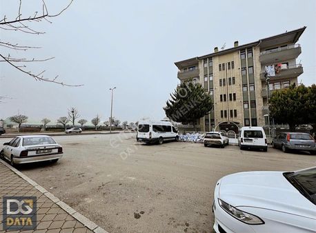 Harikalar Diyarı Metro İstasyonu Karşısında Satılık 3+1 Daire