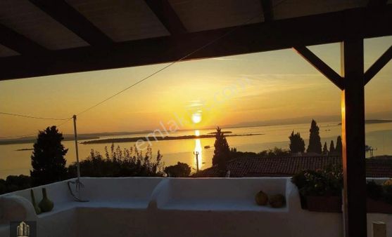 Çeşme Ildır'da Denize 250 Metre Bahçeli,şömineli 8+2 Satılık 2 Katlı Müstakil Rum Evi