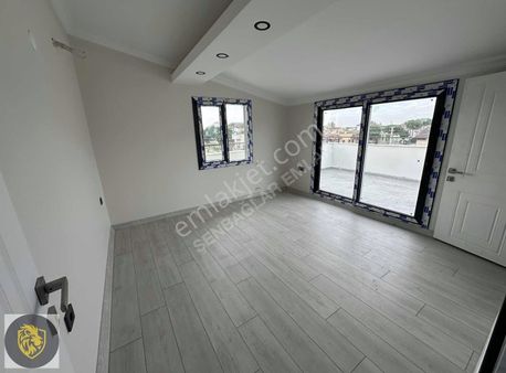 Şenbağlar'dan Büyük Bahçeli Köşe Müstakil Lüx Yazlık