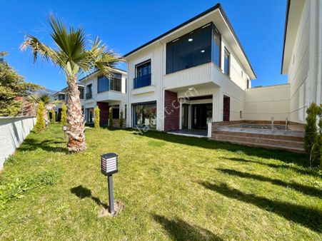 Sezgin Emlaktan Yüzme Havuzlu Tek Müstakil Lüx 4+1 Satılık Villa