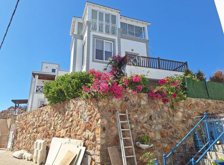 Deniz Manzaralı Bahçeli Villa