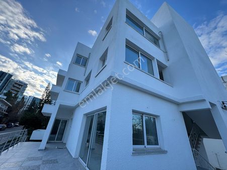 Girne Merkez'de 380 M2 Kiralık Ofis !!!