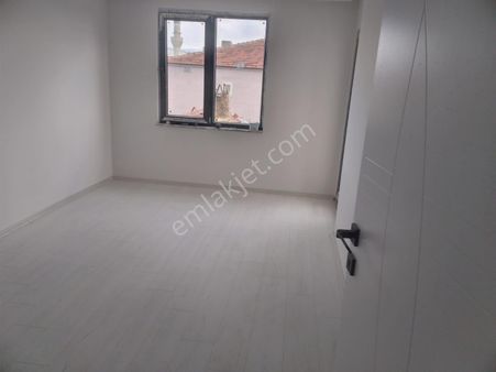 Yenimahalle De Konum Olarak Okullara Marketlere Yürüme Mesafesinde