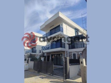 Kuşadası Davutlar'da Müstakil Triplex Havuzlu Manzaralı Şömineli